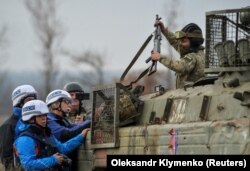 Сотрудники мониторинговой миссии ОБСЕ в Донбассе в ноябре прошлого года