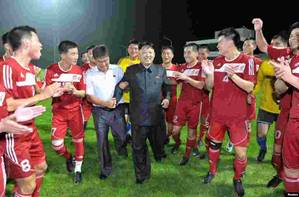 North Korean leader Kim Jong Un is applauded by players from the Hwaebul Team during their men&#39;s soccer match against the April 25 Team in Pyongyang. (Reuters/KCNA)