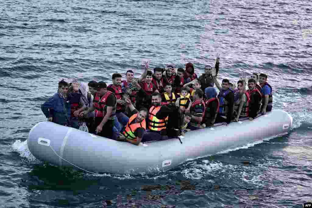 تصویری که در دو سال گذشته بارها تکرار شده است؛ قایق&zwnj;های بادی، یا قایق&zwnj;های قدیمی و شکسته که چند برابر بیش از حد مجاز مملو از پناهجویان است.