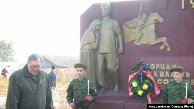 На открытии памятника Рогову в селе Хмелевка