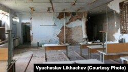 «Це недопустимо, що діти на сході України продовжують ходити до шкіл зі слідами куль на стінах і бомбосховищами та живуть у районах, які періодично обстрілюють і засипають мінами», – заявила регіональна директорка ЮНІСЕФ у країнах Європи й Центральної Азії Афшан Хан