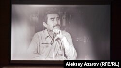 Казахстанский артист Каукен Кенжетаев. Кадр из документального фильма о нем. Алматы, 28 февраля 2017 года.