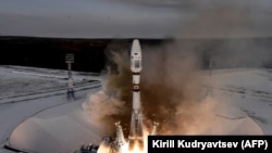 Ракета-носій «Союз» з метеорологічним супутником «Метеор-М» та іншим обладнанням стартує з майданчика на космодромі «Східний», Росія, 28 листопада 2017 року