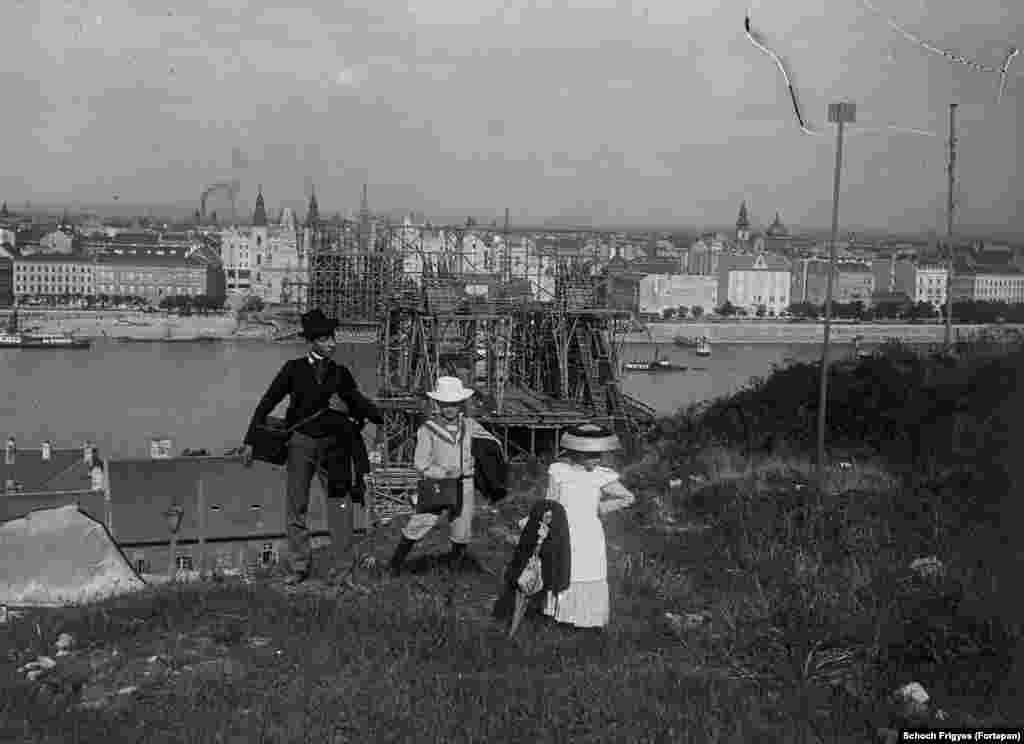 Дзеці на гары Гелерт. На заднім фоне - Мост Эржэбэт падчас рэканструкцыі. 1900 год