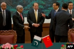 Премьер-министр Пакистана Наваз Шариф (в центре), его брат, главный министр провинции Пенджаб Шехбаз Шариф (второй слева), и премьер-министр Китая Ли Кецян. Пекин, 5 июля 2013 года.