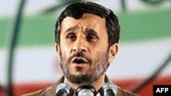 Prezident Mahmud Ahmadinejad uranın zənginləşdirilməsi ilə bağlı çıxış edərkən. 9 aprel 2007