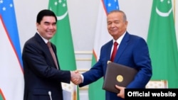 Президент Туркменистана Гурбангулы Бердымухамедов (слева) и президент Узбекистана Ислам Каримов. Ташкент, 8 октября 2015 года.