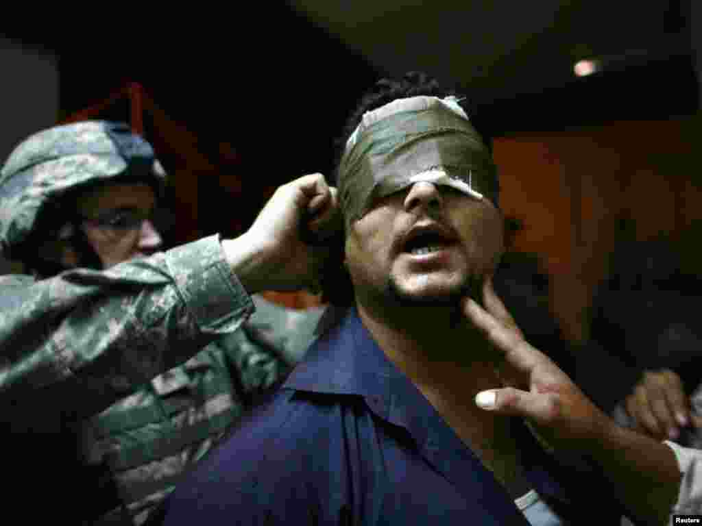 U.S. soldiers blindfold an Iraqi man after arresting him during a night patrol at the Zafraniya neighborhood, southeast of Baghdad September 4, 2007. REUTERS/Carlos Barria 