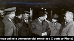Vizitele de lucru nu au fost inventate de Ceaușescu, el doar le-a dus la perfecțiune. Aici, Ceaușescu îl secondează pe Gheorghiu-Dej într-o vizită la Pitești, în 1961. Sursa: Fototeca online a comunismului românesc; cota: 11/1961