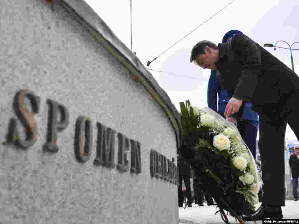 Član Predsjedništva BiH Željko Komšić polaže cvijeće na Spomen obilježje ubijenoj djeci opkoljenog Sarajeva, Foto: Midhat Poturović