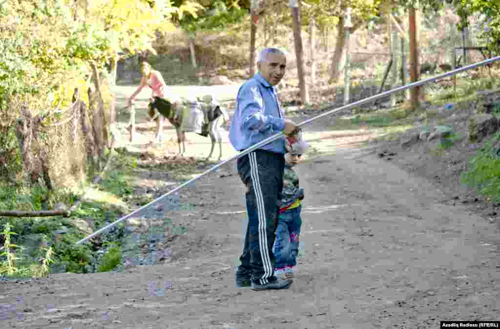 Kəndin sakinləri Ermənistan hərbi postu ilə 130 metr məsafədə yaşayırlar.