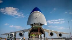 Radnici iskrcavaju kutije sa zaštitnom medicinskom opremom i materijalom s ukrajinskog teretnog aviona AN-124, koji je stigao iz Kine, 4. april 2020. aerodrom Liszt Ferenc u Budimpešti