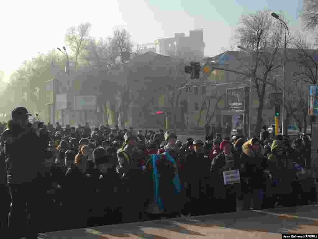 В Алматы в этом году почтить память жертв Декабрьских событий 1986-го года собралось больше граждан, чем в предыдущие несколько лет. Как правило, набиравшая по несколько десятков человек официальная церемония сегодня набрала более сотни участников. Алматы, 17 декабря 2017 года. &nbsp;