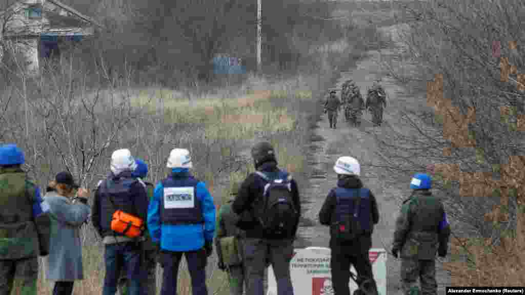 Члени спостережної місії ОБСЄ спостерігають за тим, як російські гібридні сили проходять поблизу населеного пункту Петрівське