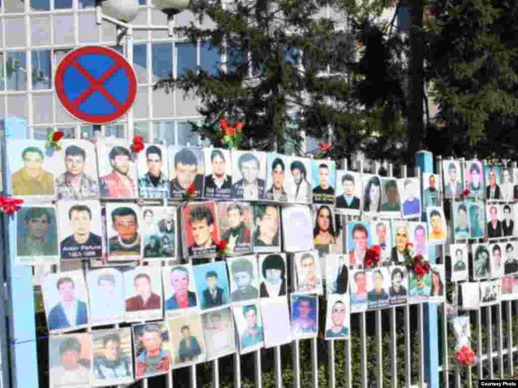 Familjarët kanë ripërtërirë fotografitë e të pagjeturve, të varura në rrethojën e ndërtesës së Kuvendit në Prishtinë.