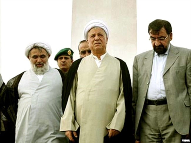 اکبر هاشمی رفسنجانی در کنار محسن رضایی (راست) و علی فلاحیان (چپ) هر سه از مقام‌های تحت تعقیب پرونده آمیا در سفر حج در خرداد ۸۷