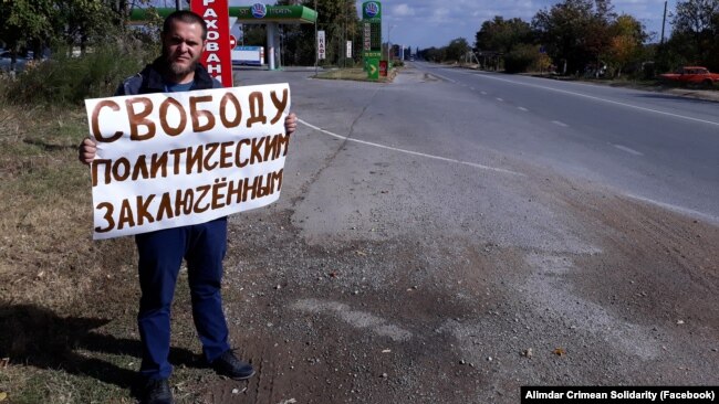 Манифест несогласия: третья годовщина одиночных пикетов против преследований в Крыму (фотогалерея)