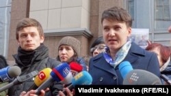 Надежда Савченко выступает на пресс-конференции в Киеве 