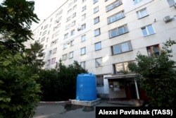 Containere cu apă potabilă la în cartierele rezidențiale din Simferopol, octombrie 2020