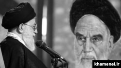 Верховний лідер Ірану Алі Хаменеї перед портретом свого попередника, аятолли Рухолли Хомейні