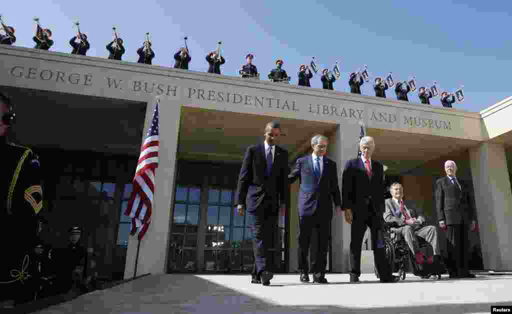 Прэзыдэнт Барак Абама, Джордж Буш, Біл Клінтан, Джордж Буш-старэйшы і Джымі Картэр падчас цырымоніі адкрыцьця Прэзыдэнцкага цэнтру Джорджа Буша ў Даласе
