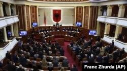 Deputetët e parlamentit në Shqipëri gjatë një video-konference, me presidentin ukrainas, Volodymyr Zelensky. Tiranë, Shqipëri, 3 Maj, 2022.