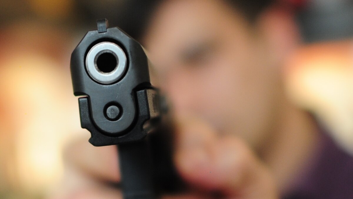 Угрожал травматическим пистолетом. Где можно пострелять из травматического пистолета. Последствия травматического оружия. Рука с травматом. Стрельбище пм.