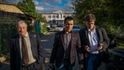 Зліва направо: Микола Семена, адвокати Еміль Курбедінов і Олександр Попков, 10 травня 2017 року