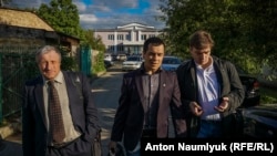 Крымский журналист Николай Семена, адвокаты Эмиль Курбединов и Александр Попков после суда, 10 мая 2017 года 