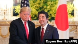 President Donald Trump and Japanese Prime Minister Shinzo Abe in Tokyo on May 27 (photo by AFP)
