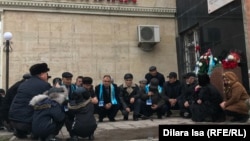 Активисты читают молитву по жертвам Жанаозенских событий 2011 года и Декабрьских событий 1986 года. Шымкент, 17 декабря 2018 года.