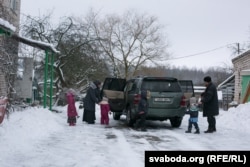 Сулейман разам зь сям'ёй зьбіраецца на пятнічны намаз. Гэтым разам за стырном будзе жонка – яна добры кіроўца