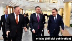 AQSh davlat kotibi Mayk Pompeo (chapda) Qozog‘iston tashqi ishlar vaziri Muxtor Tleuberdi bilan 2 fevralda Nur-Sultonda uchrashdi.