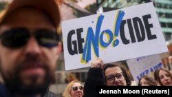 „Opriți genocidul!", cereau participanții la un protest față de războiul din Ucraina organizat la New York în 9 aprilie. În 12 aprilie, președintele Joe Biden a spus că, din punctul lui de vedere, în Ucraina are loc un genocid.