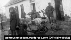 Раскулаченная семья у дома в селе Удачное. Донецкая область, 1930-е годы