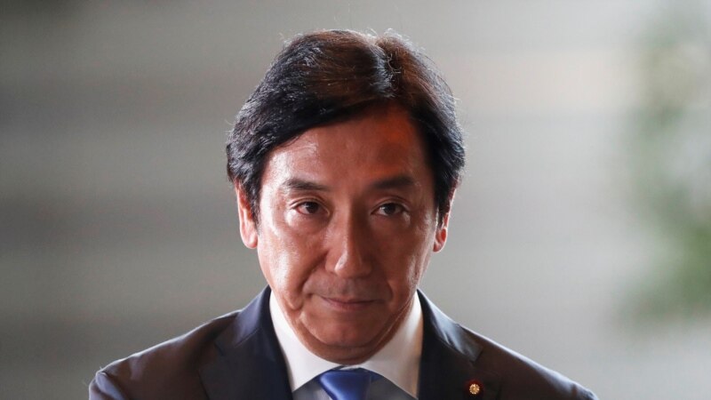 Министр торговли Японии ушёл в отставку после передачи $200 на похоронах 