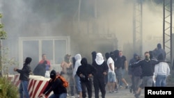 Srbi sa maskama ruše i pale prelaz Jarije, 27. juli 2011