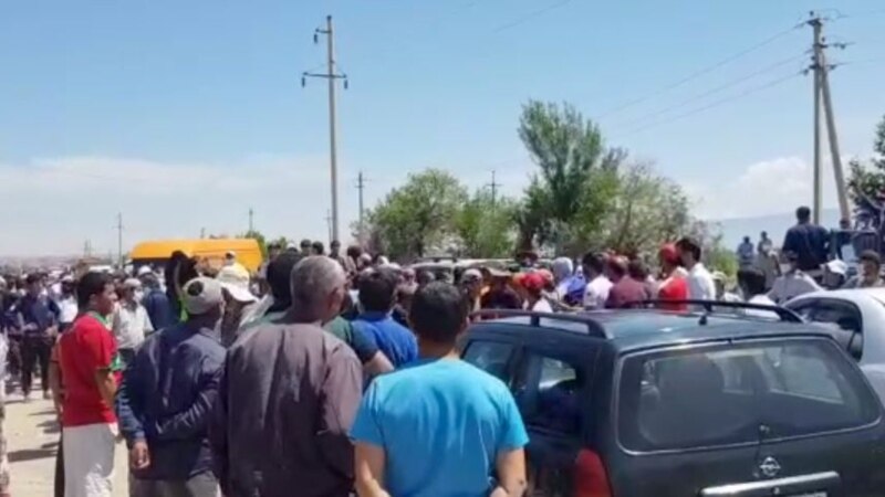 Täjigistanda suw joşgunyndan ejir çeken ýaşaýjylar protest geçirdi