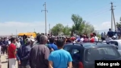 The protesters halted traffic on May 17 along the Bokhtar-Dushanbe road.