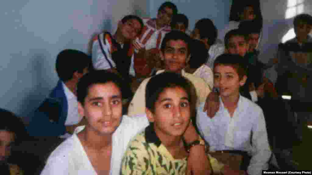 هومان موسوی در جمع هم&zwnj;کلاسی&zwnj;های دوران مدرسه راهنمایی
