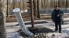 Внутренний компонент кассетного боеприпаса в Мемориальном комплексе, посвященном памяти польских офицеров, расстрелянных органами НКВД в Харькове. Украина, 23 марта 2022 года