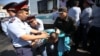 Полиция наразылық шеруі өтетін орын деп көрсетілген жерге келген азаматтарды ұстап жатыр. Алматы, 21 қыркүйек 2019 жыл.