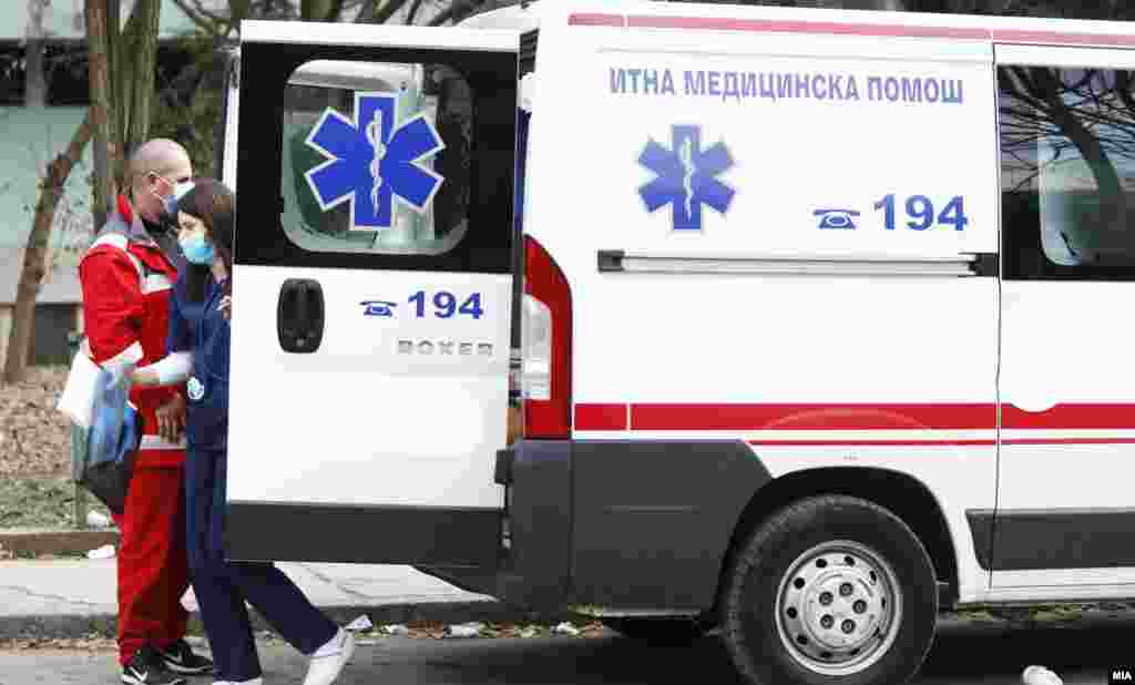 МАКЕДОНИЈА - Центарот за јавно здравје во Скопје, заедно со Институтот за јавно здравје прави план за скрининг на лица за коишто се смета дека се во критични категории како здравствени работници, вработени во градинки, вработени во домови за згрижувањена стари лица, припадници на полиција, возачи во ЈСП и таксисти, вработени во јавни служби (шалтерски работници), пациенти пред хоспитализација, соопшти Министерството за здравство.