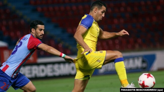 Ehsan Hajsafi (kiri) mencoba merebut bola dari pemain Tel Aviv di laga kualifikasi UEFA Europa League