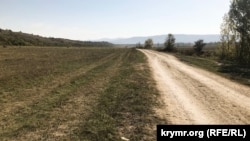 Раскатанные военными дороги в долине Биюк-Карасу