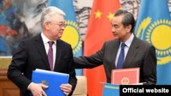 Министр иностранных дел Казахстана Бейбут Атамкулов (слева) и его китайский коллега Ван И, Пекин, 28 марта 2019 года. 