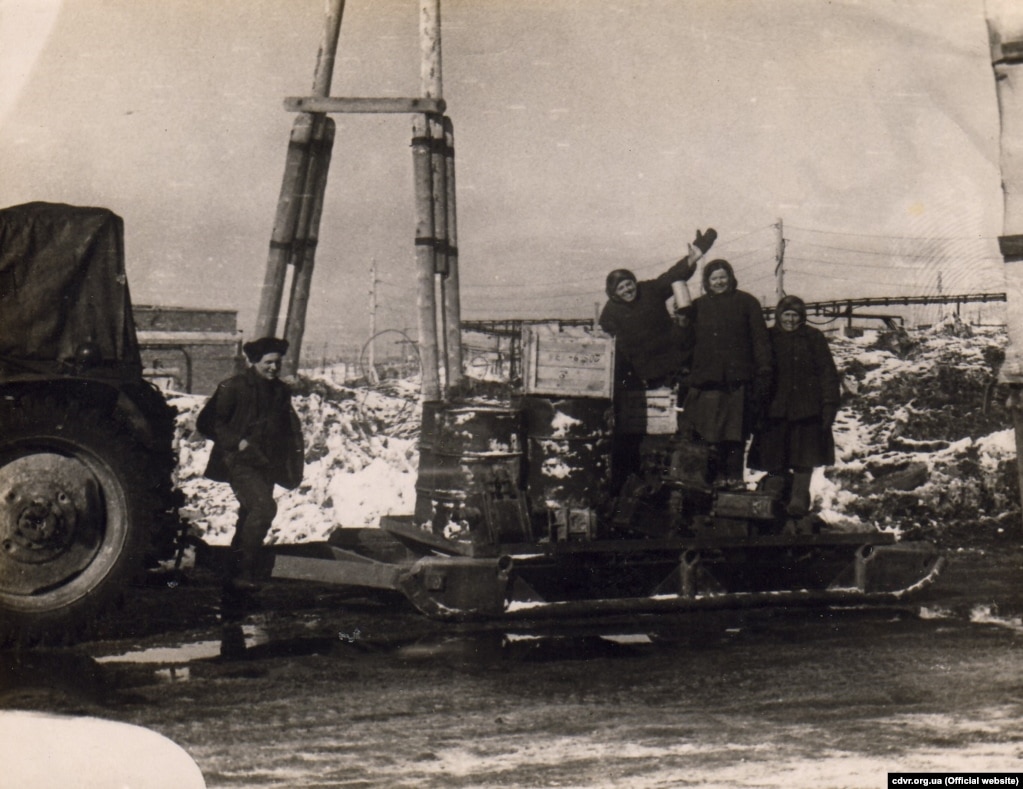 Параска Мартинюк (з піднятою рукою) під час роботи в таборах, 1955 рік (фото з Архіву Центру досліджень визвольного руху)