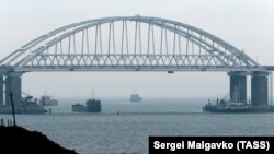 25 листопада російські сили біля Керченської протоки обстріляли три українські кораблі, обстріляли їх і захопили членів їхніх екіпажів