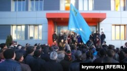 Крымские татары под телеканалом ATR во время обыска
