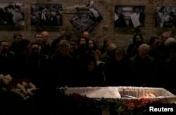 Mourners surround the coffin at the funeral of Russian leading opposition figure Boris Nemtsov in Moscow in 2015.